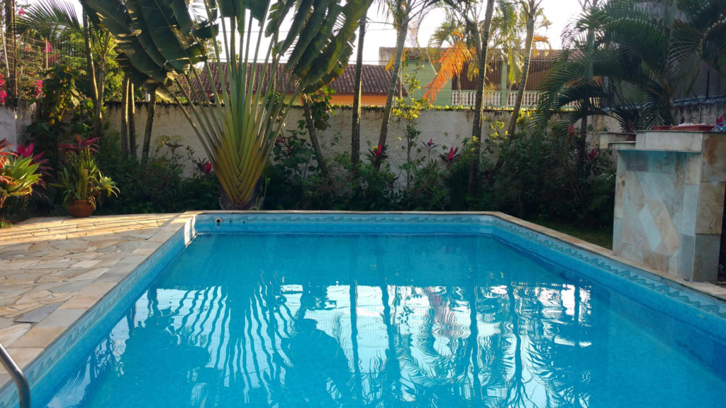 Piscina residencial com água azul e cristalina
